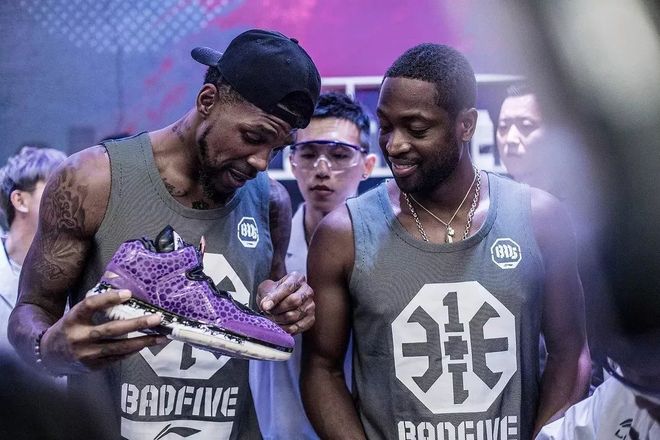 记者：申花今天下午飞赴天津，于汉超、戴伟浚等人随队出征（申花今日下午启程赴津，于汉超、戴伟浚等随队出征）