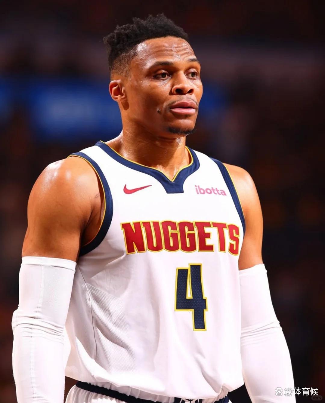 怀特30分钟内砍30+7+9+5三分，绿军队史首人（怀特仅用30分钟轰下30分7板9助外加5记三分，成绿军队史第一人）