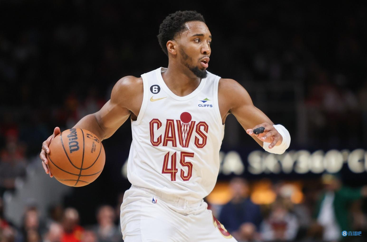 米切尔半场投篮12中7，三分5中3得到22分1板1助1断（米切尔半场砍22分，投12中7、三分5中3，外加1篮板1助攻1抢断）