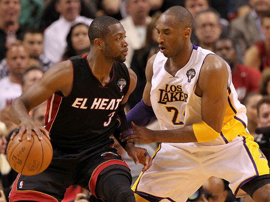 抽象，特朗普晒和C罗踢球的AI生成视频：C罗很聪明也很酷（特朗普晒AI合成与C罗踢球视频：称C罗聪明又酷）