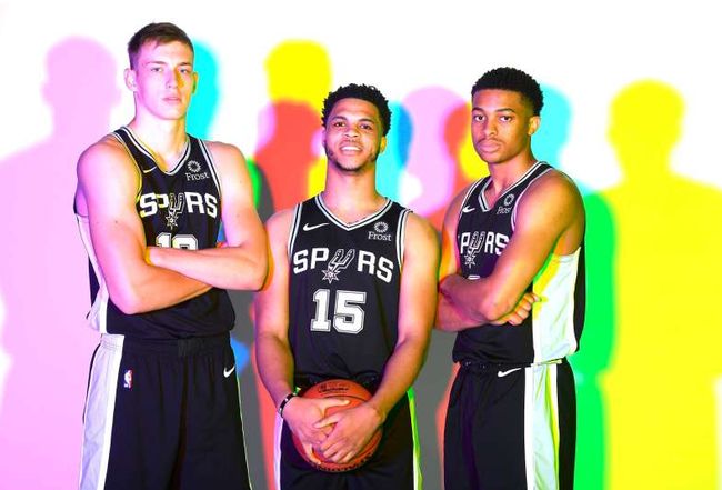 整活，布拉格斯拉维亚把梅西回诺坎普的背景P成自家主场（布拉格斯拉维亚玩梗：将梅西回诺坎普的背景PS成自家主场）