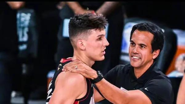 杜伦再次收获大号两双，本赛季已经5次贡献15+15（杜伦再砍豪华两双，本季第5次达成15+15）