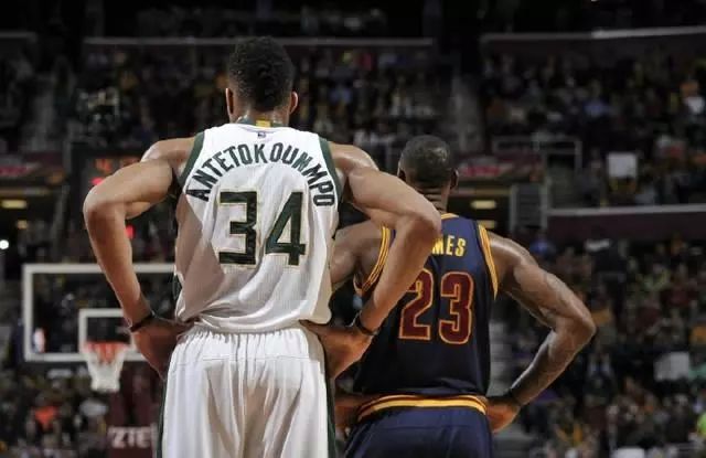 滑手扮关公成都街头玩滑板（关公装扮滑手现身成都街头滑板）